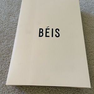 New, in box never used. BEIS travel lighted mirror